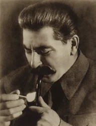 Radziecki przywódca Józef Stalin zapala fajkę, 1936
